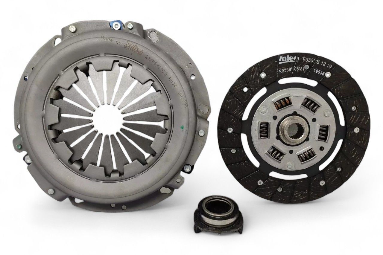 Valeo Clutch Kit (Disc+Pressure Plate+Bearing) AV713569