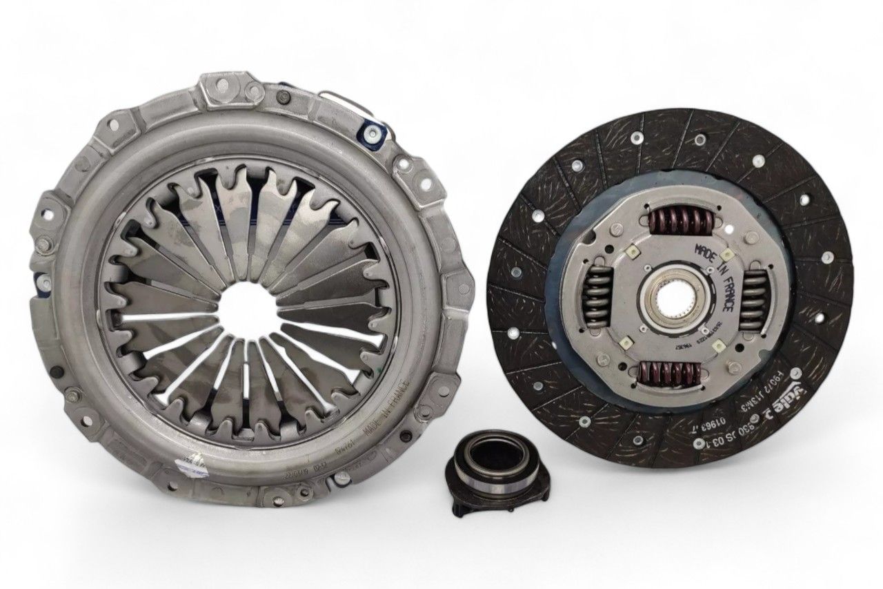 Valeo Clutch Kit (Disc+Pressure Plate+Bearing) AV817283